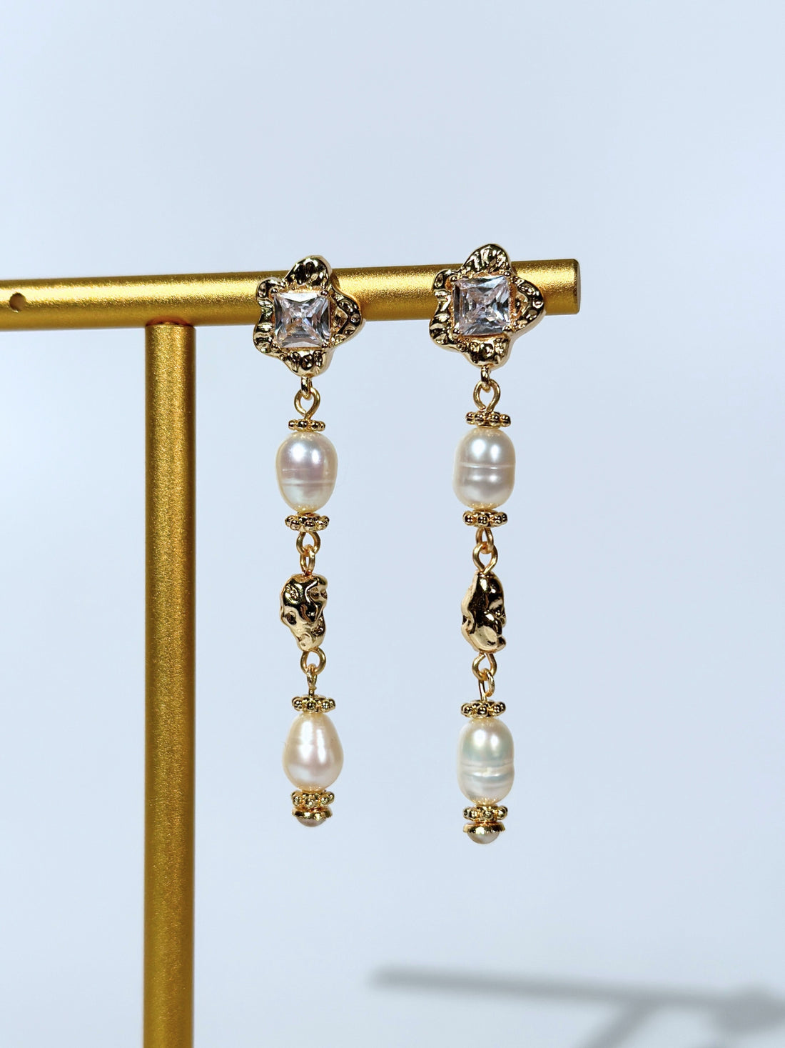 Artemis Sallantılı İnci Küpe