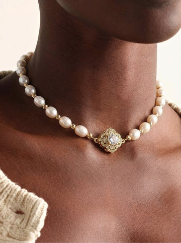 Solene Kristal Çiçek Detaylı İnci Kolye