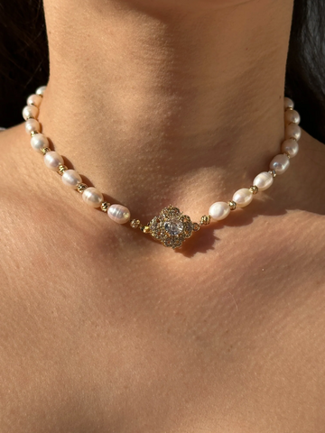 Solene Kristal Çiçek Detaylı İnci Kolye