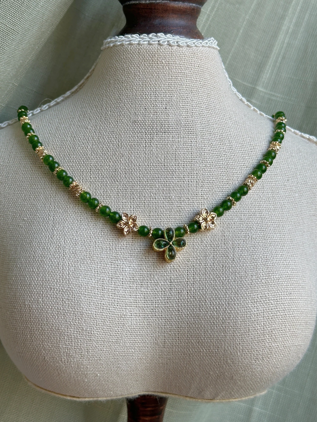 Lamia Vintage Çiçek Uçlu Yeşim Taşı Kolye