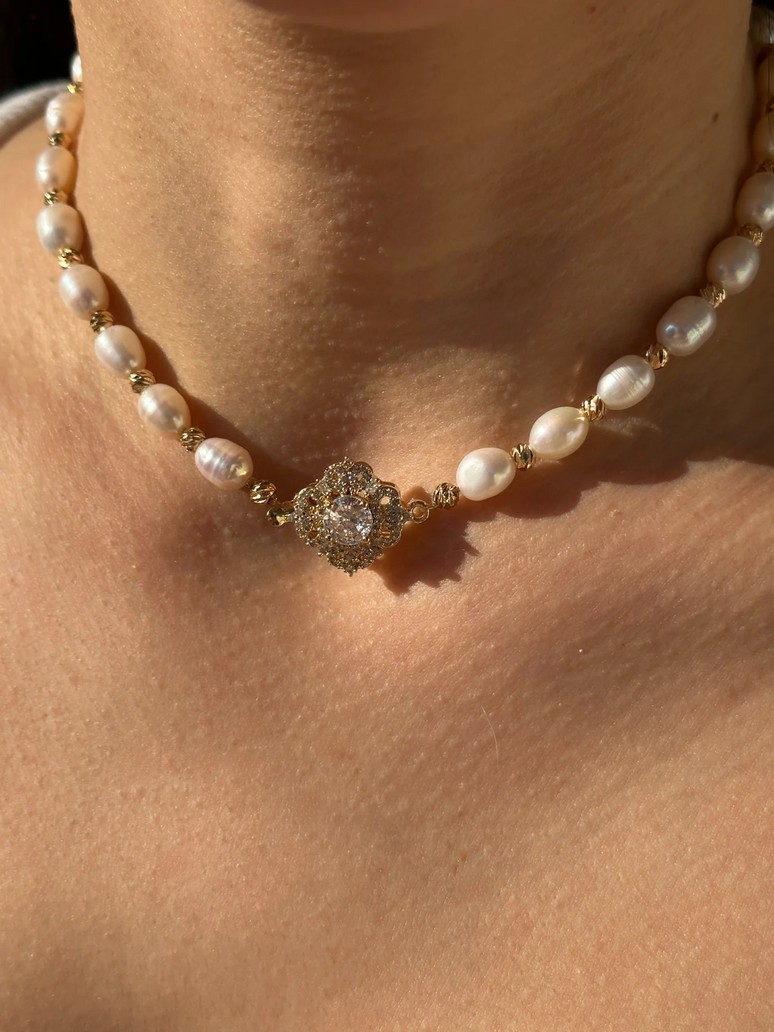 Solene Kristal Çiçek Detaylı İnci Kolye