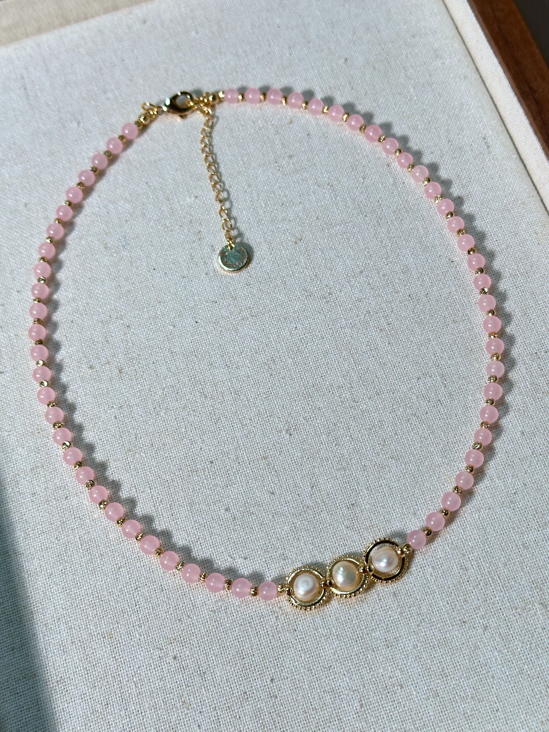 Ariela İnci Detaylı Minimal Pembe Kuvars Kolye