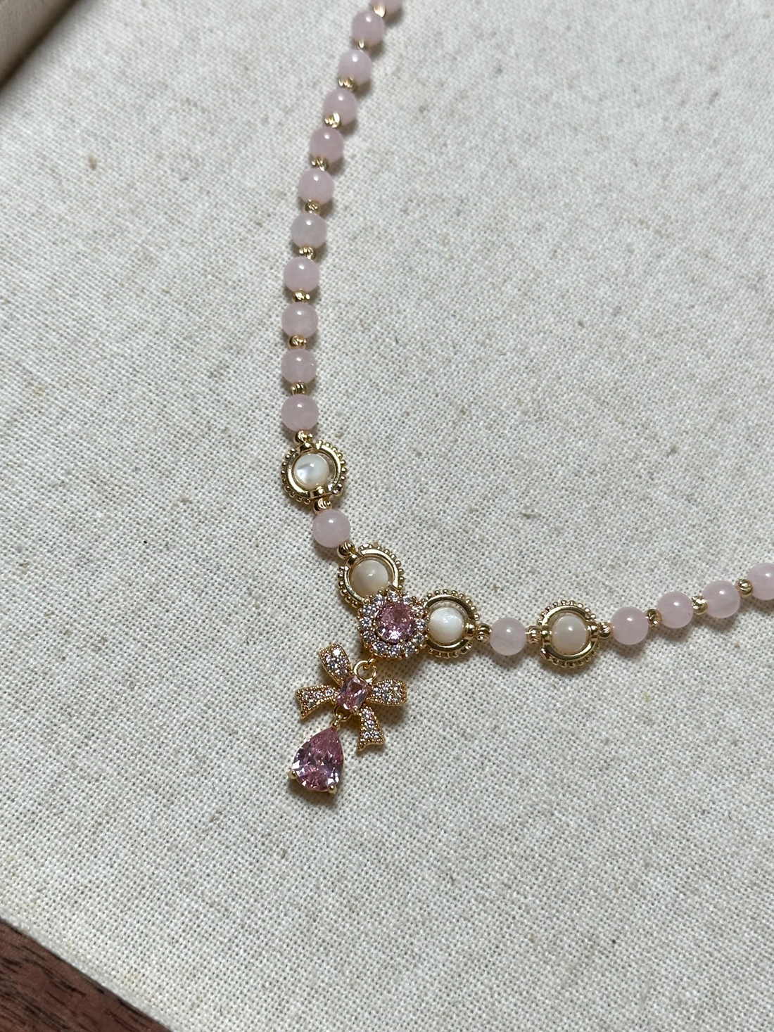 Angel Aytaşı Detaylı Pembe Kuvars Zirkon Kolye