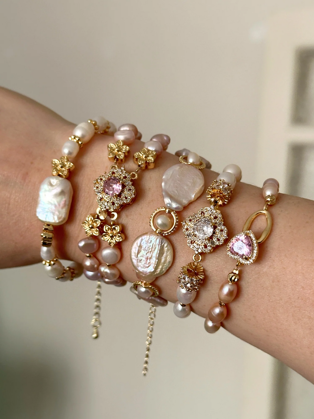 Helen Kristal Çiçek Detaylı İnci Bileklik