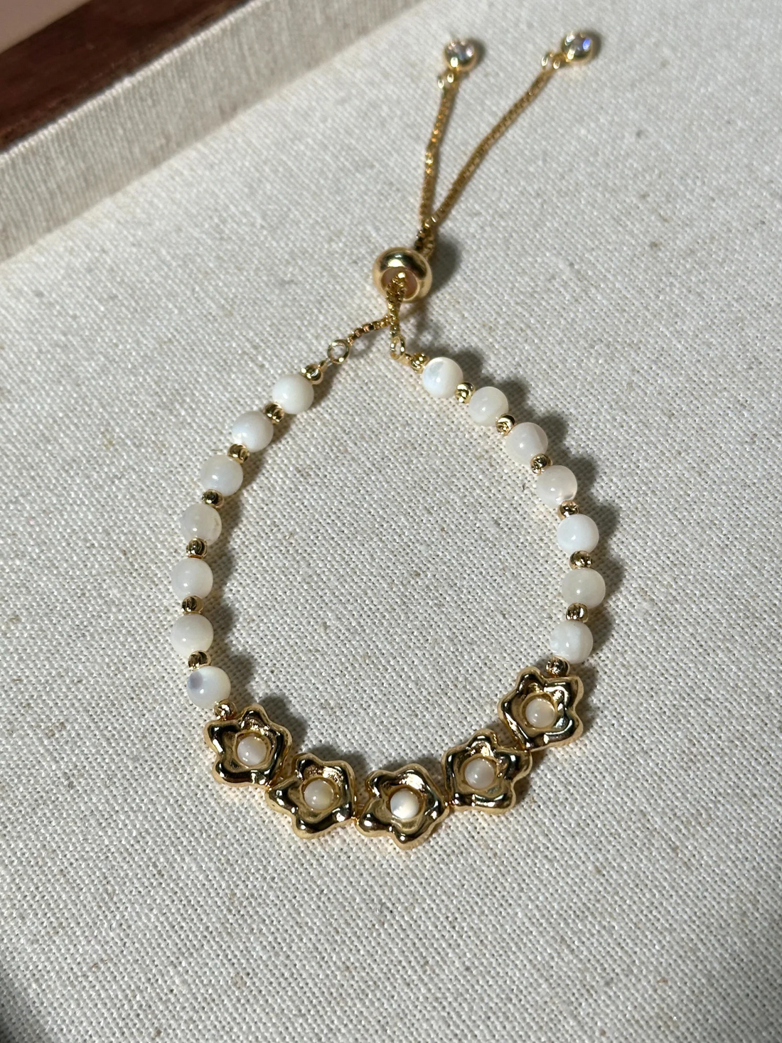 Belle Altın Çiçek Detay Aytaşı Bileklik